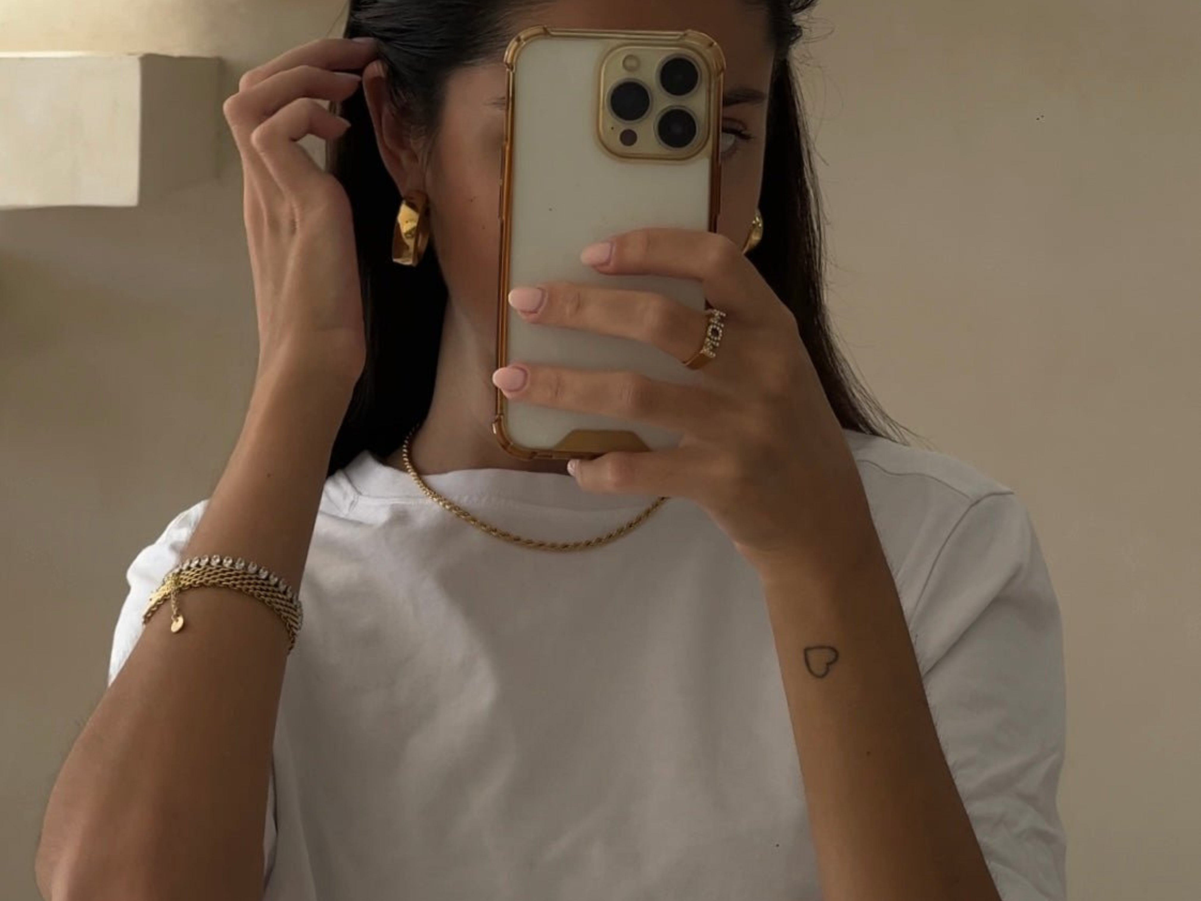 Guide: Sådan styler du guldsmykker til hverdagstøj i 2025 – nye trendy tips